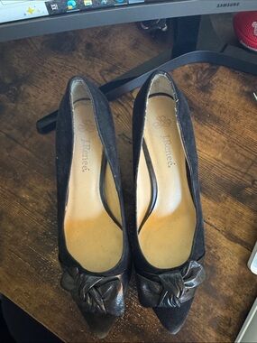 J.Renee Black Pointed Bow Pumps with Gold Heel